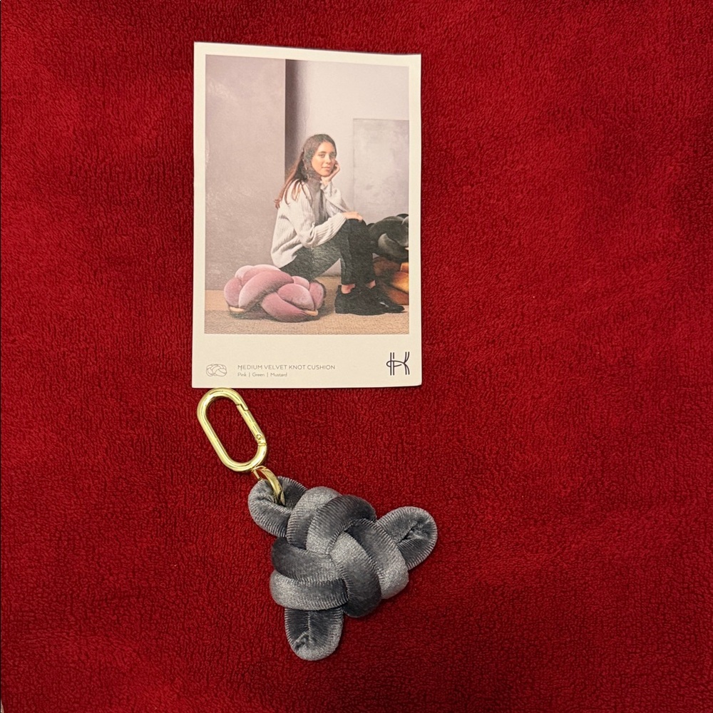 Knots Studio med. velvet knot cushion keychain. New! Never used! Excellent!